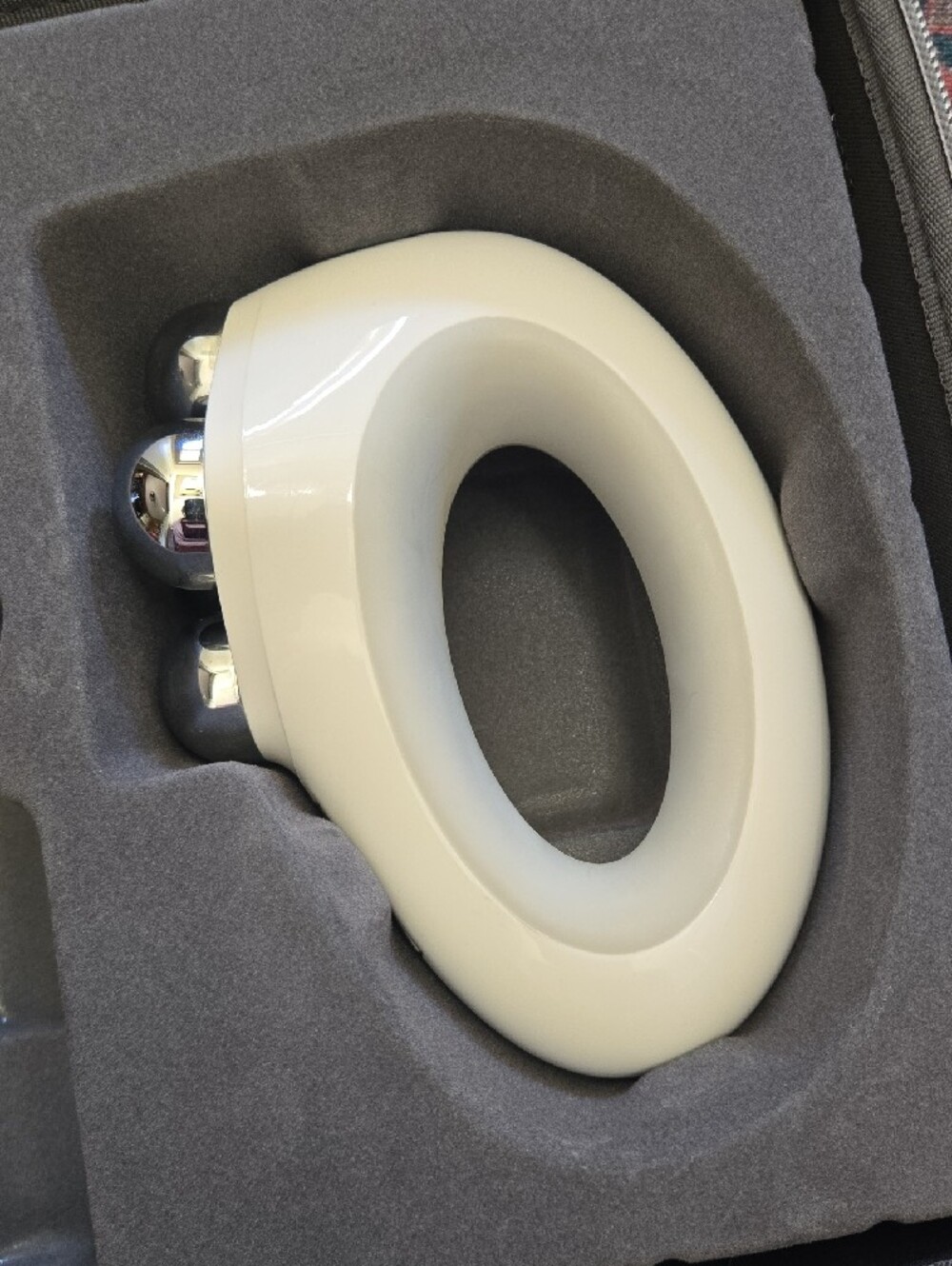 NuBody By NuFace Microcurrent Device White With Case - Picture 4 of 5